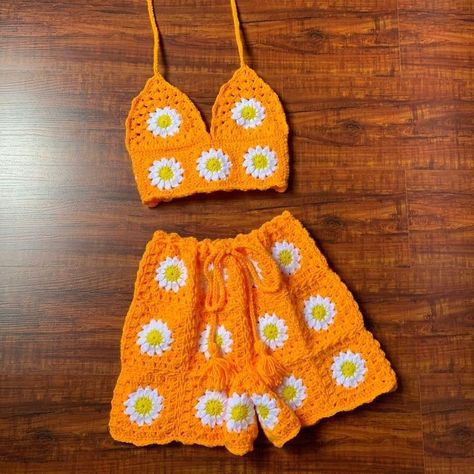 Crochet Shorts Pattern, Crochet Two Piece, Beau Crochet, Crochet Top Outfit, Crop Top Pattern, Mode Crochet, Crochet Clothing And Accessories, Crochet Shorts, Crochet Fashion Patterns