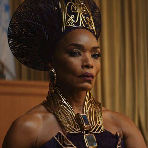 Queen Ramonda, Black Panther Costume, Black Panther 2018, Black Panther Wakanda Forever, Superhero Stories, Black Panther Wakanda, Black Royalty, Angela Bassett, Black Comics