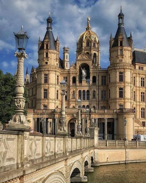 Schwerin Castle, Germany 😍 - I Love my German Tradition Castle Germany, German Architecture, Castle Aesthetic, European Castles, Germany Castles, Chateau France, Castle House, Beautiful Castles, Architecture Old