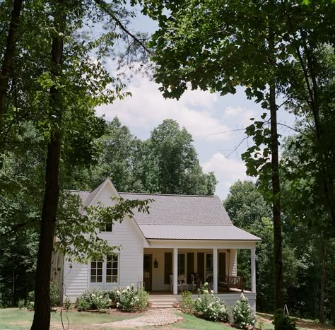 A Mississippi Home That Gave New Life to an Old Farmhouse - Hammade Home New Old Farmhouse, Mississippi Aesthetic, Mississippi Farmhouse, Old Farmhouse Porch, Old White Farmhouse, Old Farmhouse Exterior, Mississippi Homes, New Old House, Farmhouse Room