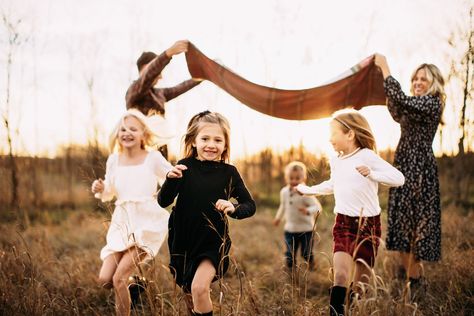 Family Laying Down Pose, Blanket Family Photos, Family Photos Park, Utica Illinois, Olsen Family, Outdoor Family Photoshoot, Forest Photoshoot, Starved Rock State Park, Family Playing