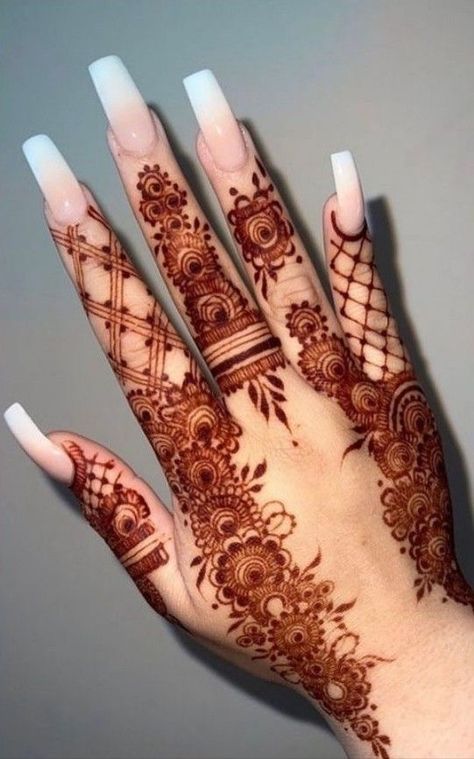 Easy Mehandi, Small Henna Designs, Small Henna, Henna Stain, Henna Inspo, Eid Henna, Simple Mehndi Design, Modern Henna, Pretty Henna