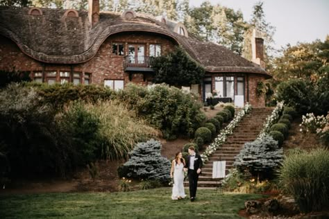 This Edgy Elegant Portland Wedding at Bingham Estate was a Champagne-Fueled Party to Remember | Junebug Weddings Portland Oregon Wedding Venues, Oregon Wedding Venues, Portland Garden, Oregon Weddings, Vintage Wedding Venues, Witchy Fall, Lakeside Garden, Winter Wedding Venues, Wedding Venues Oregon