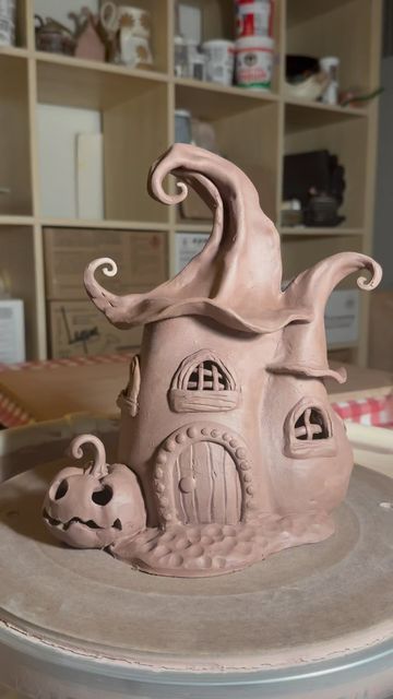 Pottery Ideas Halloween, Slab House Ceramics, Clay Ideas Sculpture, Ceramic Halloween Ideas, Clay Haunted House, Clay Halloween Ideas, Halloween Pottery Ideas, Christmas Ceramics Ideas, Halloween Clay Crafts