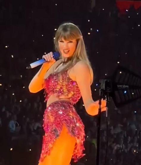 taylor swift the eras tour video Taylor Swift Cute Moments, Taylor Dancing, Taylor Swift Dancing Videos, Taylor Swift Cute Video, Taylor Swift Ratatatatata Video, Taylor Video, Taylor Lover Music Video, All Too Well Video Taylor Swift, Taylor Swift Tour Videos