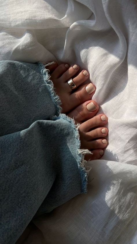 Feet Nail Paint Aesthetic, Feet Nails Ideas Aesthetic, Aesthetic Feet Nail Polish, Old Money Pedicure, Nail Asthetic Pics, Pedicure Natural, Pedicure Aesthetic, Wedding Toe Nails, Photography Nails