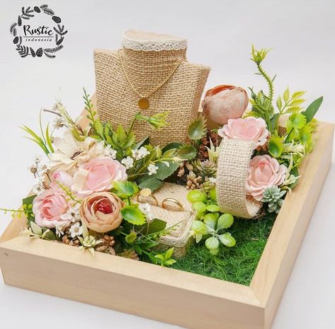 Hantaran Cincin, Box Mahar, Ring Box Wedding Diy, Kotak Hantaran, Engagement Gift Baskets, Wedding Gift Hampers, Wedding Platters, Bridal Floral Crown, Diy Floral Decor