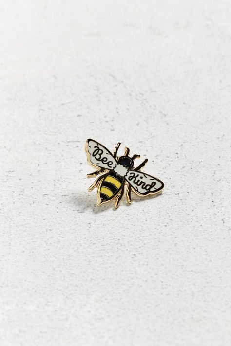 Bee Pin, Astuces Diy, Backpack Pins, Jacket Pins, Pretty Pins, Bee Kind, Cool Pins, Save The Bees, Bee Happy