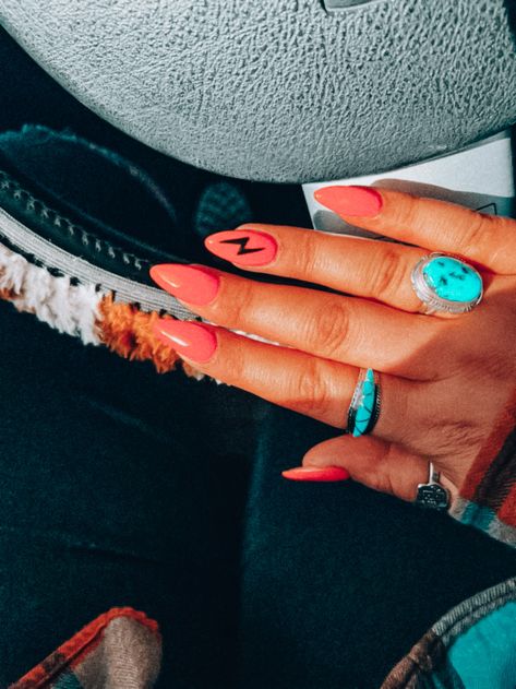 Nail Ideas Punchy, Western Themed Nail Ideas, Burnt Orange Western Nails, Western Nail Ideas Almond Shape, Oval Western Nails, Vols Nails Tennessee, Lightening Bolt Nail Design Western, Western Nails Orange, Punchy Western Nails Short