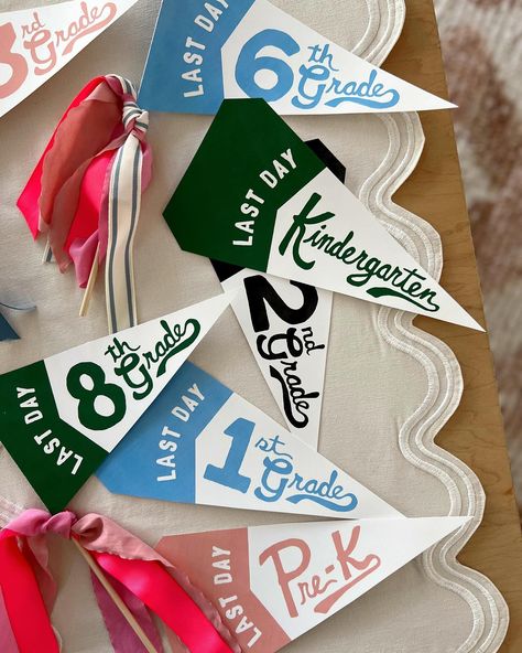 Last Day pennants! Just in time for your little one’s photos, morning breakfast, or last day party decor. These are my favorite grade school flags yet. ❤️🍎🎀 They match the “First Day” hand drawn pennants shared for the 23/24 school year. And I hope you can enjoy them for years to come! Included in this set are 5 different color ways for each design. Set includes the following: T-K Pre-K Preschool Kindergarten Intermediate School Daycare 1st grade thru 12th grade UK school years : Y1... First Day Printable, School Pennant, Last Day School, Uk School, Day Party Decor, School Swag, Prize Gifts, Pennant Flags, 12th Grade