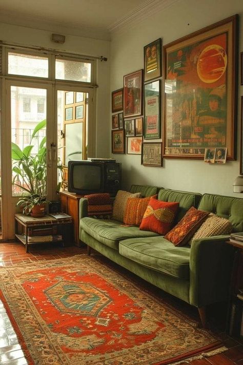 Cozy Eccentric Home, Retro Inspired Room, Cute And Cozy Living Room Ideas, Cozy Cluttered Room Aesthetic, Retro Style Apartment, Green Couch Red Rug, Green Sofas Living Room, Green Small Living Room, Red And Green Room Aesthetic