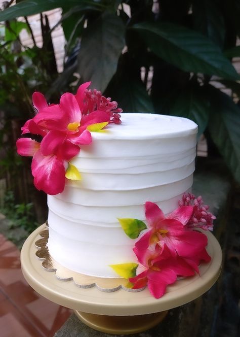 Hawaii Dessert Table, Birthday Cake Tropical Theme, Hibiscus Flower Cake, Tropical Themed Cake, Tropical Sweet 16, Hawaii Desserts, Hibiscus Cake, Hawaiian Birthday Cakes, Summer Birthday Cake