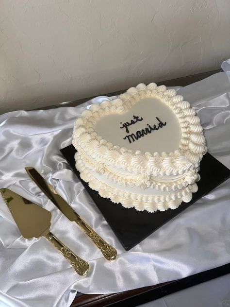 Simple Vintage Wedding Cake, Wedding Bento Cake, 80s Wedding Cake, April Birthday Cake, Heart Cake Wedding, Just Engaged Cake, Nikkah Cake, Wedding Cake Heart, Heart Shaped Wedding Cakes