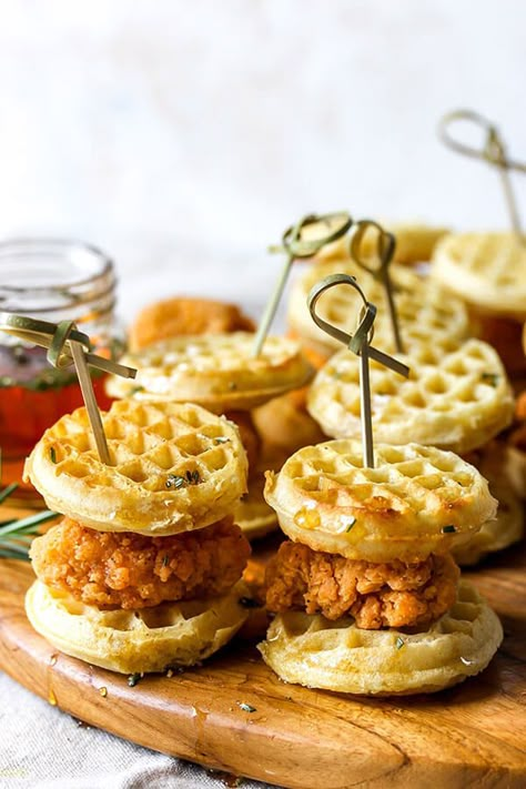 Brunch Food Ideas, Bridal Brunch Food, Waffle Sliders, Baby Shower Brunch Food, Easy Slider Recipes, Crispy Waffle, Fall Brunch, Brunch Food, Rosemary Chicken