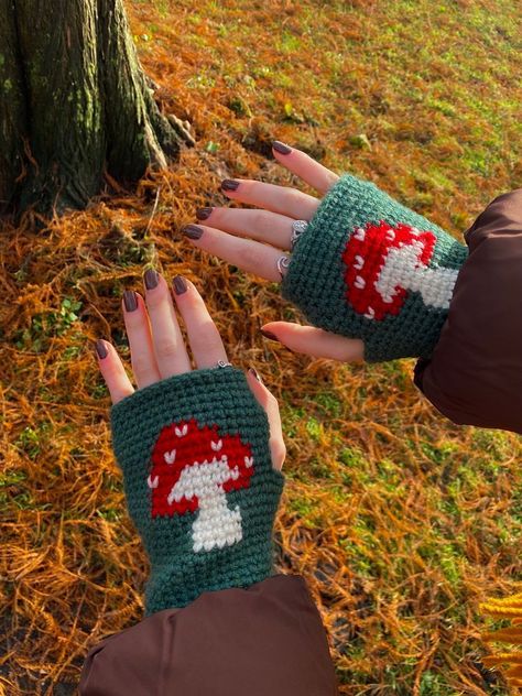 beautiful and amazing fingerless gloves ideas Crochet Mushroom Accessories, Crochet Fall Accessories, Crochet Projects Fall, Fall Crochet Accessories, Autumn Crochet Ideas, Crochet Handwarmers, Whimsical Crochet, Crochet Arm Warmers, Fingerless Gloves Crochet