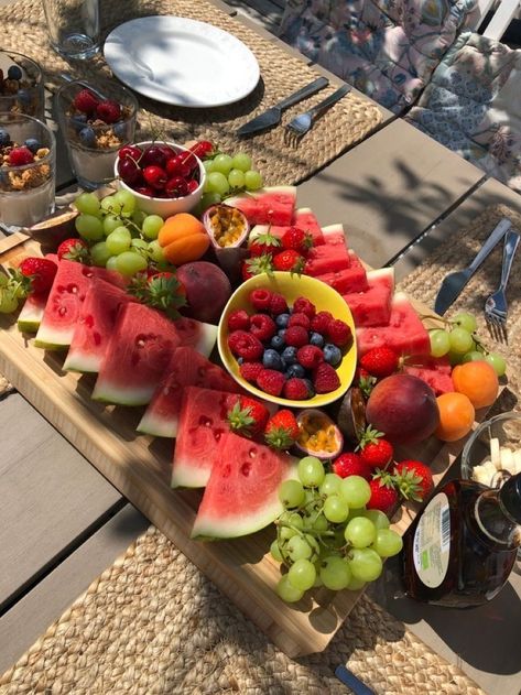 Watermelon Fruit Platter, Nail Sunny, Picnic Pictures, Fruit Platter Designs, Aesthetic Foods, Tropical Food, Diet Ideas, Relatable Posts, Healthy Food Motivation