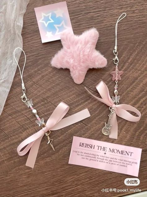 Keychain With Ribbon, Ribbon Beads Tutorial, Bow Keychain Diy, Ribbon Keychains Diy, Ribbon Jewellery, Keychain Ribbon, Keyring Ideas, Ribbon Keychain, Diy Keyring