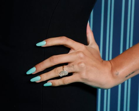 Hailey Bieber Wears Blue Nails at Tiffany & Co. Celebration Engagement Nail Ideas, Engagement Nail, Tom Bachik, Tiffany Blue Nails, Tiffany Nails, Cherry Nail Art, Engagement Nails, Neon Green Nails, Velvet Nails