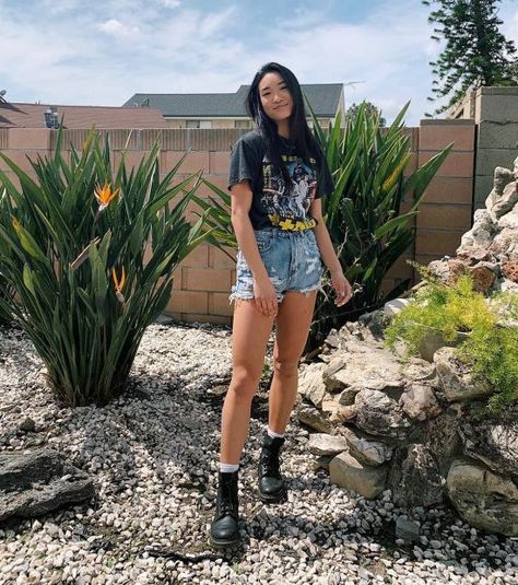 18 Indie Style Outfit Ideas That Will Keep You Looking Trendy - Society19 Indie Style Outfits, Combat Boot Outfits, Doc Martens Outfit, Denim Shorts Outfit, Rocker Look, Vintage Denim Shorts, Look Rock, Foto Poses, How To Make Clothes