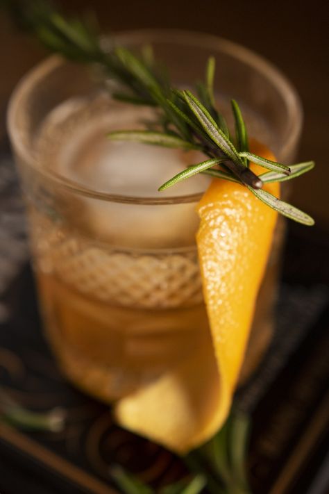 Rosemary Old Fashioned, Smoked Old Fashioned, Best Whiskey Cocktails, Smoked Vegetables, Rhubarb Bars, Culinary Torch, Old Fashioned Drink, Aromatic Bitters, Good Whiskey