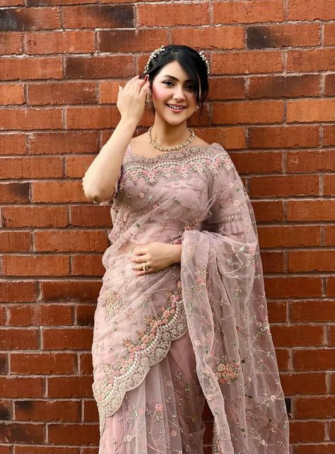 Light Pink Saree Look Traditional, Cheap Pink Wedding Saree, Glamorous Pink Saree For Wedding, Pastel Pink Bridal Saree, Baby Pink Saree Look, Chiffon Saree Party Wear, Nikkah Outfit, Stylish Saree, Engagement Saree