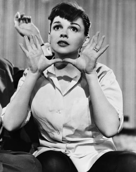 pinterest judy garland | Judy Garland gallery: “Someone at Last” number, from A Star is Born // #acting #method Liza Minnelli, Judy Garland, A Star Is Born, Golden Age Of Hollywood, Hollywood Actor, Silver Screen, Film Serie, Classic Movies, Studio Portraits