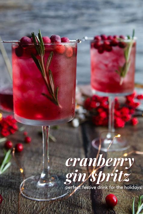 Cranberry Gin Spritz Cranberry Cocktails Christmas, Christmas Drinks With Cranberries, Christmas Day Cocktails, Cute Holiday Drinks, Xmas Party Drinks, Batched Holiday Cocktails, Gin Christmas Drinks, Winter Holiday Cocktails, Cranberry Coctails Recipes