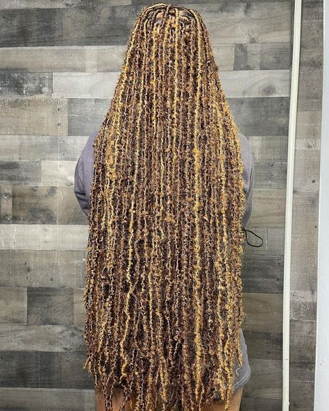 27 And 30 Faux Locs, 27 And 30 Soft Locs, 613 And 27 Soft Locs, 30 Color Soft Locs, Brown Blonde Soft Locs, Soft Locs With Color Brown, Honey Blond Faux Locs, Color 27 And 30 Soft Locs, Multicolor Soft Locs