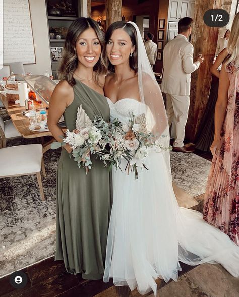 Bella Robertson Wedding, Bella Robertson, Nails With Green, Sadie Robertson Huff, Bridesmaid Nails, Sage Green Bridesmaid, Green Bridesmaid Dress, Sadie Robertson, Bridesmaids Nails