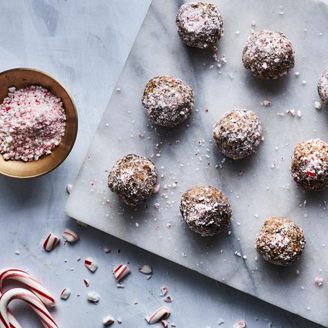 Chocolate-Peppermint Energy Balls Energy Balls Recipe, Peanut Butter Energy Balls, Energy Balls Healthy, Onion Ring, Peppermint Chocolate, Apple Fritter, Energy Ball Recipe, Peanut Butter Roll, Peppermint Cookies