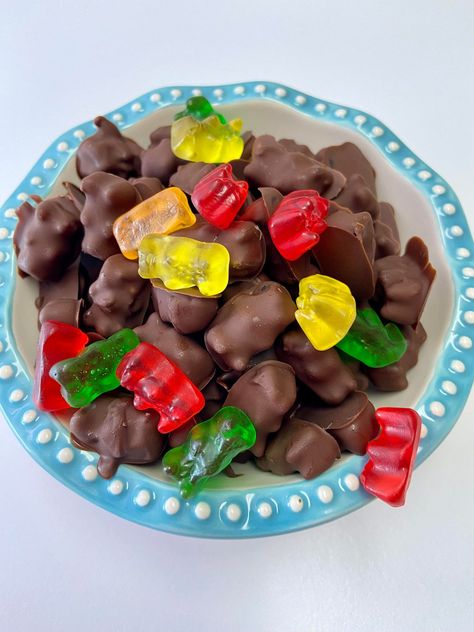 Chocolate Covered Gummy Bears How To Make Chocolate Covered Gummy Bears, Chocolate Covered Gummy Bears Recipe, Candies Homemade, Chocolate Covered Candy, Chocolate Gummy Bears, Gummy Bear Recipe, Chocolate Covered Gummy Bears, Homemade Gummy Bears, Gummy Snacks