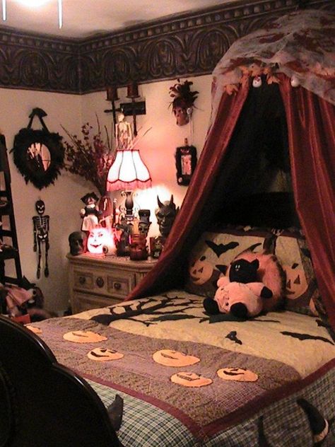 Quite a crypt! Halloween Bedroom Decor, Halloween Bedroom, Halloween Room Decor, Dark Home Decor, Decor Ikea, Halloween Tattoo, Goth Home Decor, Dark Home, Gothic Home Decor