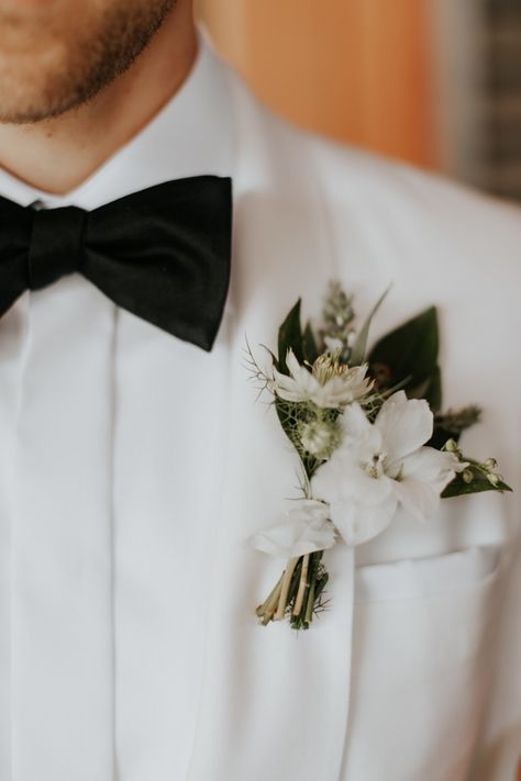 White delicate boutonniere | Image by Melissa Marshall  #boutonniere #modernwedding #moderngroom #whitetuxedo #whitetux White Rose Pampas Grass Boutonniere, Garden Wedding Boutonniere, Boutennaire Wedding, Boho Buttonholes, Neutral Boutonniere, Dried Bougainvillea, Boho Wedding Boutonniere, Pampas Boutonniere, Wedding Boutineers