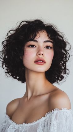 Medium Elegant Hairstyles, Hire Cuts Women, Women Curly Short Hair, Main Character Haircut, Reference Poses Portraits, Elegant Portrait Photography, Cute Haircut For Curly Hair, Half Bleached Hair Ideas, Short Hair Looks Ideas