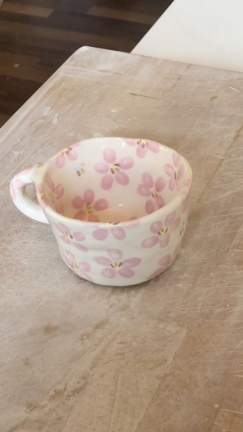 myo ceramic’s Instagram post: “the process of making a mug, simple steps 🌸” Simple Ceramic Mug Designs, Spring Pottery Painting Ideas, Pink Pottery Painting Ideas, Pottery Painting Ideas Coquette, Polymer Clay Tray, Ceramic Cup Painting Ideas, Mug Pottery Painting Ideas, Pottery Painting Ideas Mugs, Creative Space Keramik