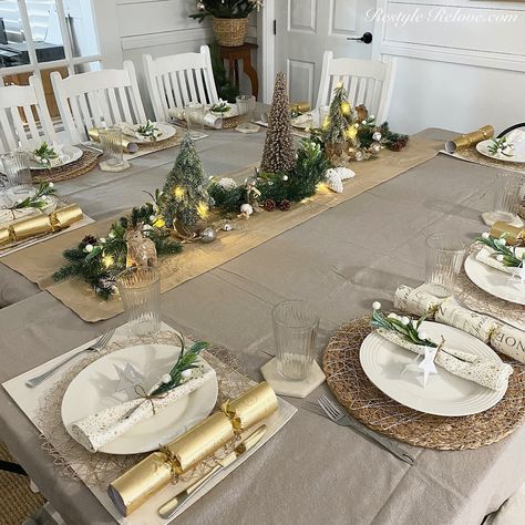 Christmas White And Gold Table Setting, Gold Xmas Table, Christmas Gold Table Setting, White And Gold Christmas Decor Table, Gold And White Christmas Table Setting, Gold Placemats Table Setting, Christmas Day Table Setting, Green And White Tablescape, Gold And Green Christmas Table