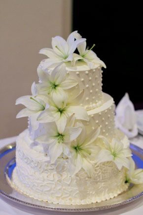 lily wedding cake Hawaii Wedding Cake, Hawaiian Wedding Cake, Lily Cake, Nice Cake, Disney Wedding Cake, Wedding Cake Cookies, Wedding Cakes Ideas, Gourmet Cakes, White Wedding Cakes