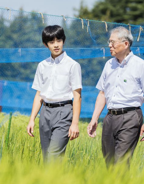 Happy Birthday to Prince Hisahito who turns 17 on September 6. The Annual Birthday photos were taken on August 2 at the National Agriculture and Food Research Organization (NARO) in Tsukuba, Ibaraki Prefecture. He toured the rice fields and peach orchard. Prince Hisahito, Research Organization, Peach Orchard, Ibaraki, Rice Fields, Japanese Men, Birthday Photos, Japanese Culture, The National