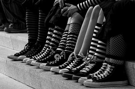 Converse Styl Emo, Emo Aesthetic, Catty Noir, Emo Kid, Scene Kids, Scene Emo, Mötley Crüe, New Rock, Estilo Punk