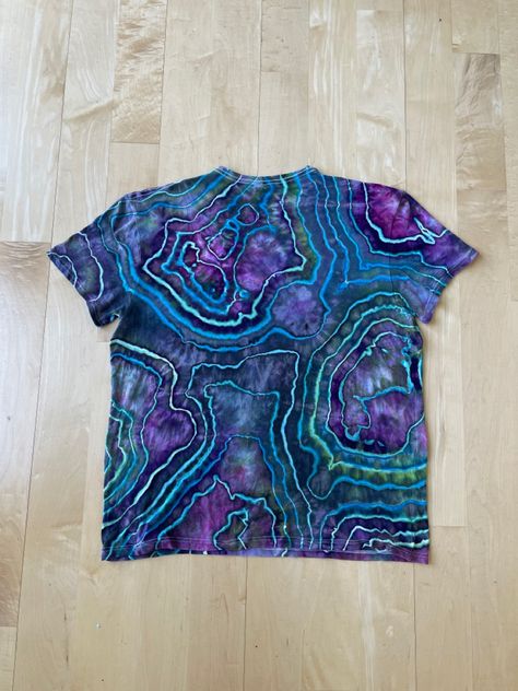 A tie dyed shirt flat on a wood floor. Geode Tie Dye Tutorial, Aesthetic University, Material Exploration, Geode Tie Dye, Tie Dye Tutorial, Tie Dye Shirts Patterns, Diy Tie Dye Techniques, Diy Tie Dye Designs, Tie Dye Patterns Diy