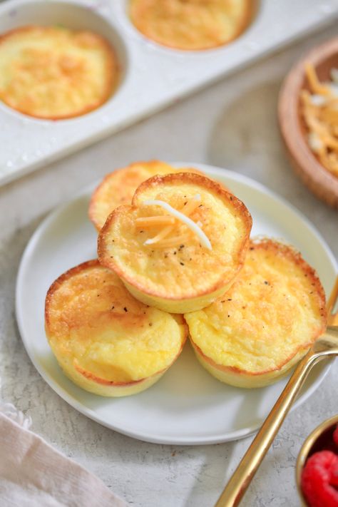 Easy, fluffy baked egg cups made in the blender! What's better than a portable high-protein breakfast?! Ideal for meal prep with 12g protein per serving. Baked Cottage Cheese, Eggs And Cottage Cheese, Cottage Cheese Egg Bites, Cheese Egg Bites, Egg Fast Recipes, Baked Egg Cups, Cottage Cheese Recipes Healthy, High Protein Recipe, Veggie Quiche