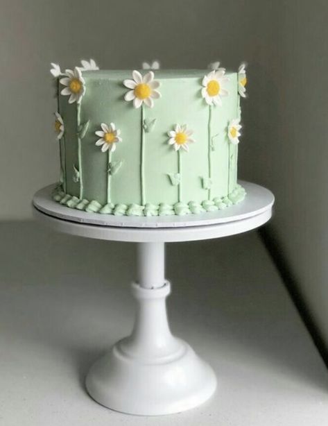 Tårta Design, Daisy Cakes, Green Cake, Simple Cake Designs, Mini Cakes Birthday, Simple Birthday Cake, Cake Decorating Designs, Pretty Birthday Cakes, Cute Birthday Cakes