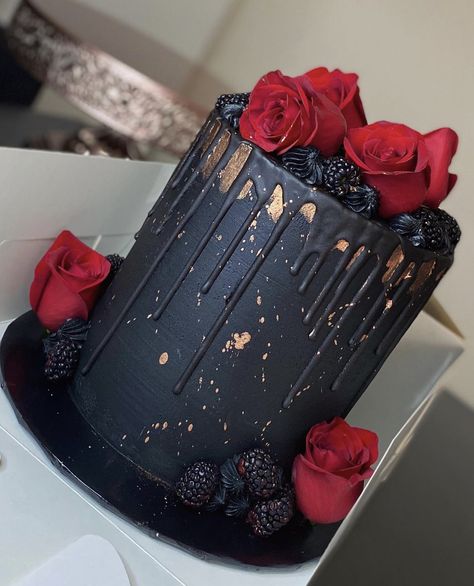 Black Cake Red Drip, Black Cake With Red Roses, Black Rose Cake, Black Drip Cake, Black And Red Cake, Red And Black Cake, 30th Birthday Cake For Women, Gothic Birthday Cakes, Queens Birthday Cake