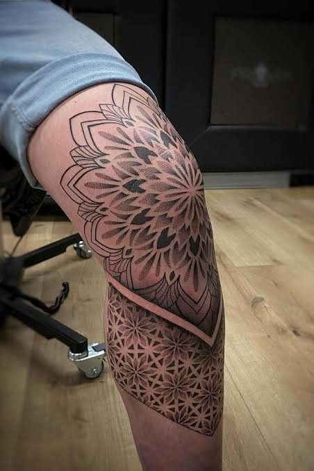 Geometric Knee Tattoo, Knee Tattoo Men, Mandala Tattoo Men, Tato Mandala, Mandala Thigh Tattoo, Tato Maori, Tricep Tattoos, Geometric Mandala Tattoo, Full Leg Tattoos