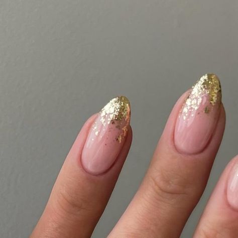 Chrome Nails With Gold Flakes, Simple Gold Flake Nails, Gold Tip Nail Designs, Metallic Flake Nails, French Nails With Gold Flakes, Simple Gold Nail Art, Simple Nail Designs Gold, Gold Flake French Tip Nails, French Tip Nails With Gold Flakes