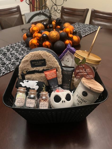 Men Halloween Basket Ideas, Fall Neighbor Gift Basket, Spooky Basket For Bestie, Halloween Baskets Ideas, Halloween Couple Basket, Small Spooky Baskets, Sister Spooky Basket, Halloween Treat Baskets For Adults, Fall Baskets For Boyfriend