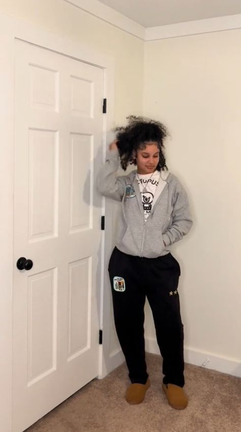 Comfy Bummy Outfits, Casual Outfits School Winter, All Black Lazy Day Outfit, Chill Fly Girl Outfits, Comfy Period Outfit For School, Outfit Inspo For School Sweatpants, Cute Lazy Day Outfits Black Women, Comfy Fit Ideas, Chill School Outfits Lazy Days