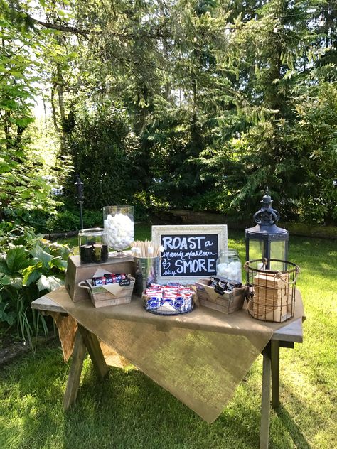 Smores Set Up Fire Pits, Marshmallow Fire Pit, Smores Bar Setup, Backyard Smores Party, Smores Wedding Table, Smores Display Wedding, Fire Pit Smores Station, Smores Table Ideas, Smore Table Ideas