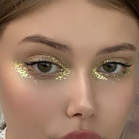 Gold White Makeup, Foil Makeup Looks, Nye Gold Makeup, Gold Makeup Inspiration, Gold Euphoria Makeup, Gold Tears Makeup, Gold Goddess Makeup Looks, Gold Editorial Makeup, Gold Makeup Aesthetic