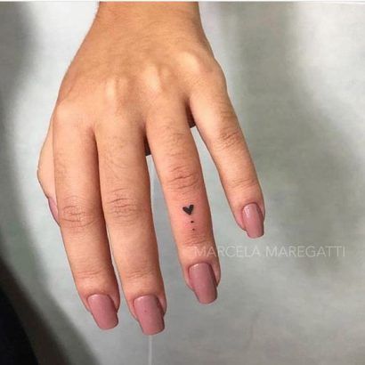 Tatouage mains : ces inspirations repérées sur Pinterest pour être stylée jusqu’au bout des doigts ! Tiny Heart Tattoos, Small Heart Tattoos, Small Finger Tattoos, Tato Henna, Finger Tattoo For Women, Octopus Tattoos, Finger Tats, Ring Finger Tattoos, Finger Tattoo Designs